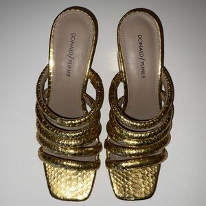 NEW! Absolutely stunning Donald J Pliner metallic gold leather sandals. Size 8.5